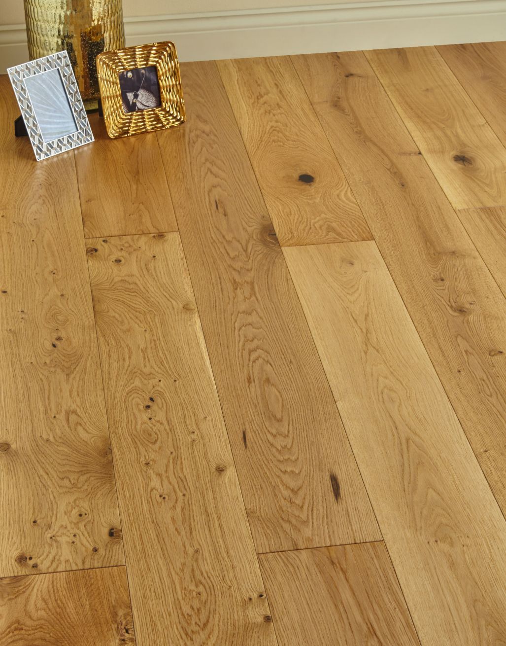 Farmhouse Natural Oak Lacquered Engineered Wood Flooring 1