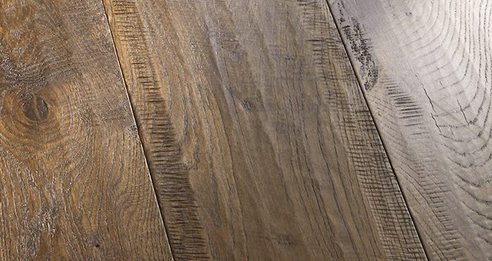 Old Castle Oak Lacquered Engineered Wood Flooring - Descriptive 2