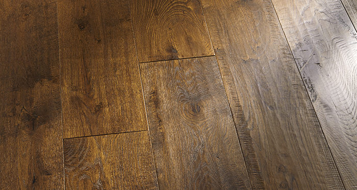 Old Castle Oak Lacquered Engineered Wood Flooring - Descriptive 4